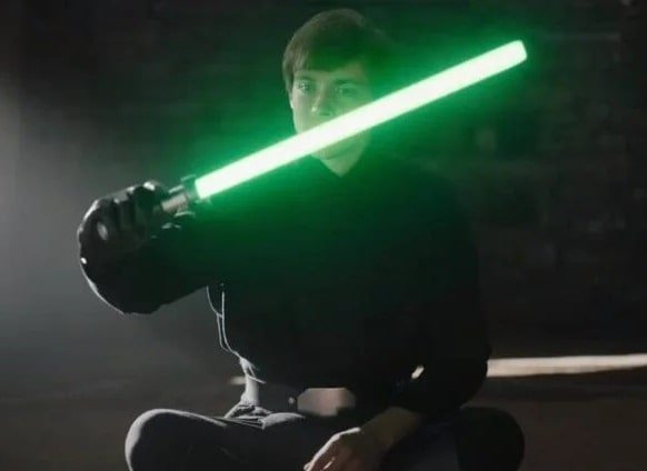 Luke Skywalker wielding green lightsaber
